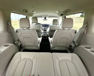 Wnętrze Chrysler Voyager do wynajęcia w Gruzji. Doskonały samochód 7-osobowy. ✓ Skrzynia Automatyczna.