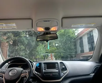 Wynajmij Jeep Cherokee 2016 w Gruzji. Paliwo: Benzyna. Moc: 184 KM ➤ Koszt od 129 GEL za dobę.