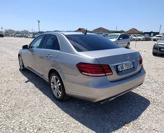 Wynajmij Mercedes-Benz E220 2016 w Albanii. Paliwo: Diesel. Moc: 104 KM ➤ Koszt od 55 EUR za dobę.
