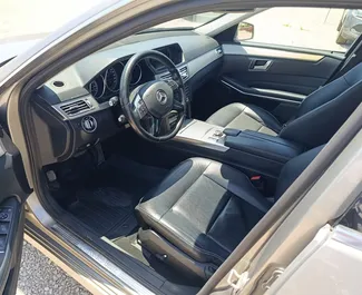 Mercedes-Benz E220 2016 do wynajęcia w Tiranie. Limit przebiegu nieograniczony.