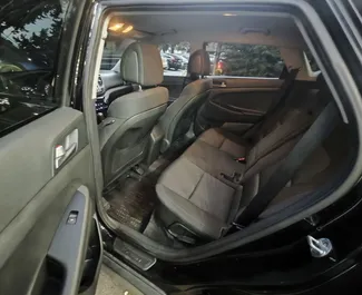 Wnętrze Hyundai Tucson do wynajęcia w Gruzji. Doskonały samochód 5-osobowy. ✓ Skrzynia Automatyczna.