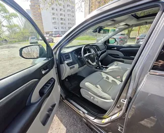Wynajmij Toyota Highlander 2017 w Gruzji. Paliwo: Benzyna. Moc: 249 KM ➤ Koszt od 130 GEL za dobę.