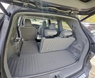 Toyota Highlander 2017 do wynajęcia w Tbilisi. Limit przebiegu nieograniczony.