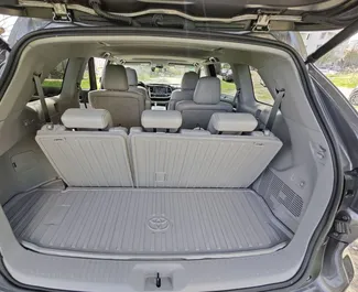 Wnętrze Toyota Highlander do wynajęcia w Gruzji. Doskonały samochód 7-osobowy. ✓ Skrzynia Automatyczna.
