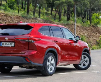 Wynajmij Toyota Highlander 2020 w Gruzji. Paliwo: Benzyna. Moc: 249 KM ➤ Koszt od 150 GEL za dobę.