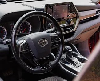 Toyota Highlander 2020 do wynajęcia w Tbilisi. Limit przebiegu nieograniczony.