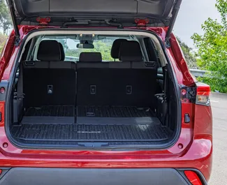 Wnętrze Toyota Highlander do wynajęcia w Gruzji. Doskonały samochód 7-osobowy. ✓ Skrzynia Automatyczna.