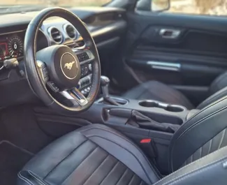 Wnętrze Ford Mustang Coupe do wynajęcia w Hiszpanii. Doskonały samochód 4-osobowy. ✓ Skrzynia Automatyczna.