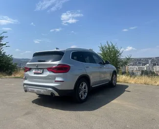 Wnętrze BMW X3 do wynajęcia w Gruzji. Doskonały samochód 5-osobowy. ✓ Skrzynia Automatyczna.