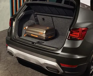Wynajmij SEAT Arona 2025 w Grecji. Paliwo: Benzyna. Moc: 115 KM ➤ Koszt od 40 EUR za dobę.
