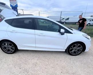 Wynajmij Ford Fiesta 2024 w Bułgarii. Paliwo: Benzyna. Moc: 121 KM ➤ Koszt od 14 EUR za dobę.