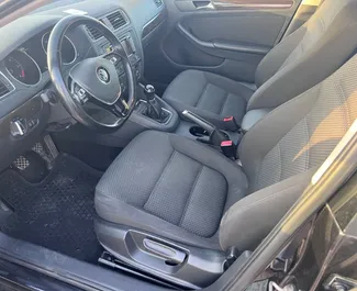 Wynajmij Volkswagen Jetta 2017 w Bułgarii. Paliwo: Benzyna. Moc: 150 KM ➤ Koszt od 12 EUR za dobę.