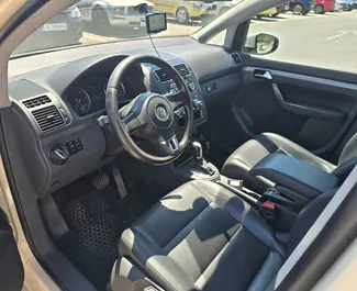 Volkswagen Touran 2015 do wynajęcia w Burgas. Limit przebiegu 200 km/dzień.