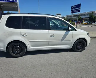 Wynajmij Volkswagen Touran 2015 w Bułgarii. Paliwo: Diesel. Moc: 110 KM ➤ Koszt od 18 EUR za dobę.
