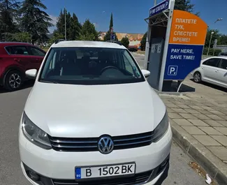 Wnętrze Volkswagen Touran do wynajęcia w Bułgarii. Doskonały samochód 7-osobowy. ✓ Skrzynia Automatyczna.
