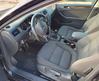 Volkswagen Jetta – samochód kategorii Ekonomiczny, Komfort na wynajem w Bułgarii ✓ Depozyt 100 EUR ✓ Ubezpieczenie: OC, CDW, SCDW, FDW, Od Kradzieży, Zagranica, Młody, Bez Depozytu.