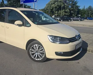 Wnętrze Volkswagen Sharan do wynajęcia w Bułgarii. Doskonały samochód 7-osobowy. ✓ Skrzynia Automatyczna.