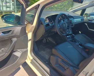 Wynajmij Volkswagen Touran 2018 w Bułgarii. Paliwo: Diesel. Moc: 110 KM ➤ Koszt od 19 EUR za dobę.