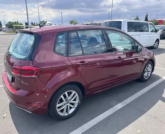 Wnętrze Volkswagen Golf Sportsvan do wynajęcia w Bułgarii. Doskonały samochód 5-osobowy. ✓ Skrzynia Automatyczna.