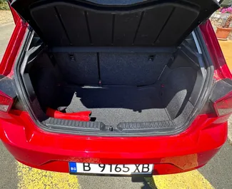 Wnętrze SEAT Ibiza do wynajęcia w Bułgarii. Doskonały samochód 5-osobowy. ✓ Skrzynia Automatyczna.