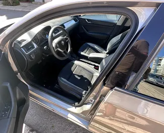 Wynajmij Skoda Rapid 2018 w Bułgarii. Paliwo: Benzyna. Moc: 90 KM ➤ Koszt od 13 EUR za dobę.