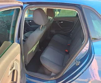 Wnętrze Volkswagen Polo do wynajęcia w Bułgarii. Doskonały samochód 5-osobowy. ✓ Skrzynia Automatyczna.