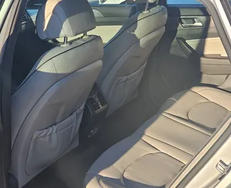 Wnętrze Hyundai Sonata do wynajęcia w Gruzji. Doskonały samochód 5-osobowy. ✓ Skrzynia Automatyczna.