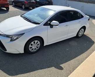 Wynajmij Toyota Corolla Sedan 2024 na Cyprze. Paliwo: Hybryda. Moc: 145 KM ➤ Koszt od 35 EUR za dobę.