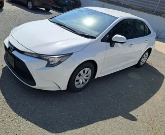Wynajem samochodu Toyota Corolla Sedan nr 14488 (Automatyczna) w Limassol, z silnikiem 1,8l. Hybryda ➤ Bezpośrednio od Leo na Cyprze.