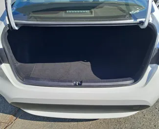 Wnętrze Toyota Corolla Sedan do wynajęcia na Cyprze. Doskonały samochód 5-osobowy. ✓ Skrzynia Automatyczna.