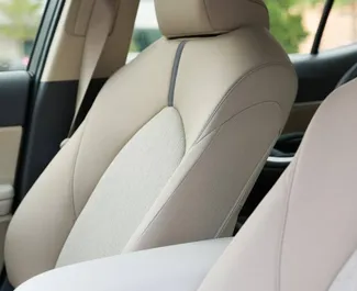 Wynajmij Toyota Camry 2024 w ZEA. Paliwo: Benzyna. Moc: 180 KM ➤ Koszt od 114 AED za dobę.
