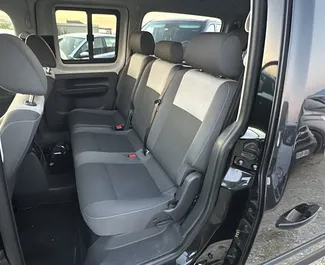 Silnik Diesel 1,6 l – Wynajmij Volkswagen Caddy Maxi na lotnisku w Tiranie.