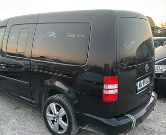 Wynajmij Volkswagen Caddy Maxi 2015 w Albanii. Paliwo: Diesel. Moc:  KM ➤ Koszt od 30 EUR za dobę.