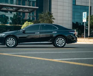 Wynajmij Toyota Camry 2023 w ZEA. Paliwo: Benzyna. Moc: 320 KM ➤ Koszt od 180 AED za dobę.