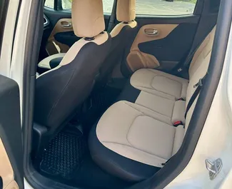 Wnętrze Jeep Renegade do wynajęcia w Gruzji. Doskonały samochód 5-osobowy. ✓ Skrzynia Automatyczna.