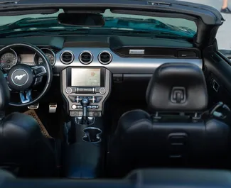 Wnętrze Ford Mustang Cabrio do wynajęcia w Gruzji. Doskonały samochód 4-osobowy. ✓ Skrzynia Automatyczna.