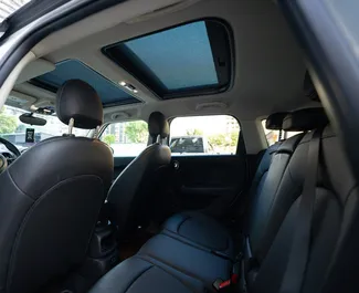 Wnętrze Mini Countryman Cooper do wynajęcia w Gruzji. Doskonały samochód 5-osobowy. ✓ Skrzynia Automatyczna.