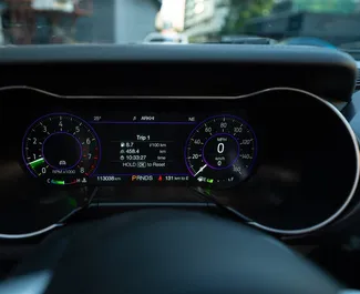 Wnętrze Ford Mustang Cabrio do wynajęcia w Gruzji. Doskonały samochód 4-osobowy. ✓ Skrzynia Automatyczna.