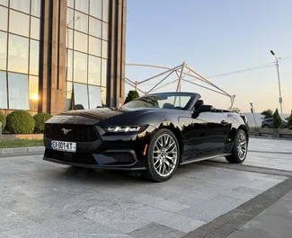 Wynajmij Ford Mustang Cabrio 2025 w Gruzji. Paliwo: Benzyna. Moc: 320 KM ➤ Koszt od 330 GEL za dobę.