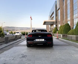 Ford Mustang Cabrio 2025 do wynajęcia w Tbilisi. Limit przebiegu 200 km/dzień.