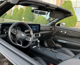 Wnętrze Ford Mustang Cabrio do wynajęcia w Gruzji. Doskonały samochód 4-osobowy. ✓ Skrzynia Automatyczna.