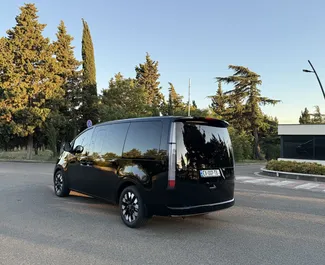 Wnętrze Hyundai Staria do wynajęcia w Gruzji. Doskonały samochód 7-osobowy. ✓ Skrzynia Automatyczna.