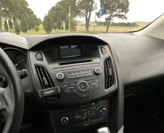Wnętrze Ford Focus do wynajęcia w Gruzji. Doskonały samochód 5-osobowy. ✓ Skrzynia Automatyczna.