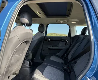 Wnętrze Mini Countryman Cooper S do wynajęcia w Gruzji. Doskonały samochód 5-osobowy. ✓ Skrzynia Automatyczna.