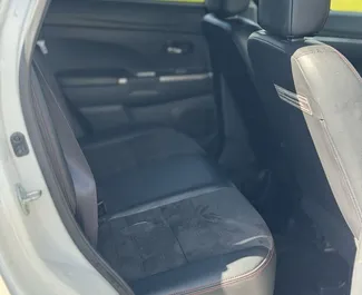 Wnętrze Mitsubishi Outlander Sport do wynajęcia w Gruzji. Doskonały samochód 5-osobowy. ✓ Skrzynia Automatyczna.