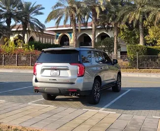 Wynajmij GMC Yukon 2023 w ZEA. Paliwo: Benzyna. Moc: 355 KM ➤ Koszt od 420 AED za dobę.