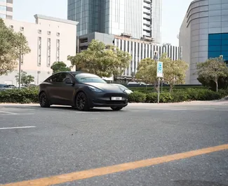 Wynajmij Tesla Model Y – Long Range 2023 w ZEA. Paliwo: Elektryczność. Moc: 360 KM ➤ Koszt od 336 AED za dobę.