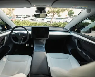 Tesla Model Y – Long Range 2023 do wynajęcia w Dubaju. Limit przebiegu 250 km/dzień.