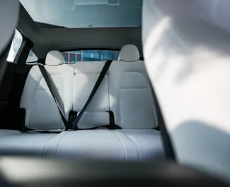 Wnętrze Tesla Model Y – Long Range do wynajęcia w ZEA. Doskonały samochód 5-osobowy. ✓ Skrzynia Automatyczna.