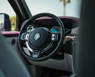 Wynajmij Rolls-Royce Cullinan 2023 w ZEA. Paliwo: Benzyna. Moc: 563 KM ➤ Koszt od 2640 AED za dobę.